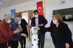 ULU ÇINARLARA YAŞLILAR HAFTASINDA ANLAMLI HEDİYE