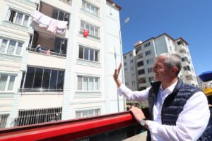 ŞAHİNBEY’İN 23 NİSAN KORTEJİNE BALKONLARDAN HALK COŞKUSU
