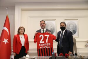 KASAPOĞLU: GAZİANTEP MODELİ YEREL YÖNETİMLER VE İŞ BİRLİKLERİ AÇISINDAN ÖNCÜ BİR MODEL