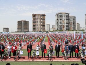 ŞAHİBEY BELEDİYESİ’NDEN BAŞARILI ÖĞRENCİLERE 10 BİN BİSİKLET