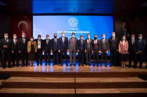ELVAN İLE GÜL HKÜ ÖĞRENCİLERİNİN MEZUNİYET HEYECANINA ORTAK OLDU