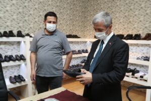 ÇİFTÇİ VE ESNAF DOSTU TAHMAZOĞLU’NDAN   BU KEZ DE AYAKKABICILARA DESTEK