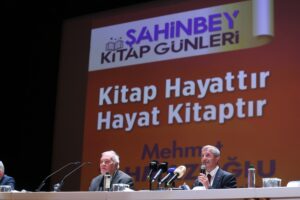 ŞAHİNBEY BELEDİYESİ’NİN DEV KİTAP FUARI ORGANİZASYONUNDA İLBER ORTAYLI OKUYUCULARI İLE BULUŞTU(video haber)