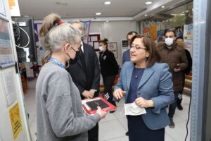FATMA ŞAHİN, TÜRK BAYRAKLARI HEDİYE ETTİĞİ ESNAFLA İSTİKLAL MARŞI’NI OKUDU