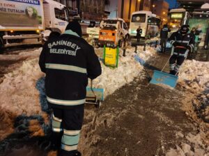 ŞAHİNBEY BELEDİYESİ’NİN KAR ÇALIŞMALARI SÜRÜYOR