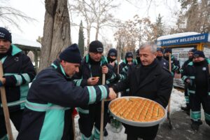TAHMAZOĞLU’NDAN KARLA MÜCADELE EKİPLERİNE BAKLAVA İKRAMI