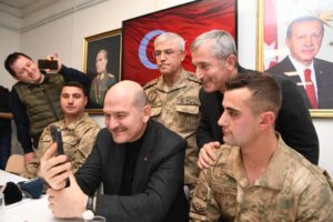 Başkan Tahmazoğlu İçişleri Bakanı Soylu ile beraber an itibarıyla Cudi dağında nöbetteki askerlerin yeni yılını kutluyor