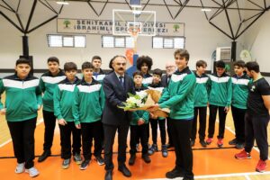 DEV ADAMLAR KUPA SEVİNCİ YAŞADI 