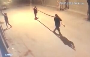 Hırsızlık anında selamlaşan bir işyerinin klima ünitesini çalan hırsız ile başka bir iş yerine ait demiri çalan hırsızlar yakalandı