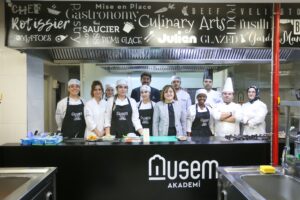 NİJERYALI RUTH, HAYRAN KALDIĞI GAZİANTEP LEZZETLERİ İÇİN MUSEM’DE EĞİTİM ALIYOR