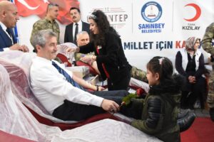 TAHMAZOĞLU’DAN KAN BAĞIŞINDA BULUNAN TÜM BAĞIŞÇILARA SPOR AYAKKABISI