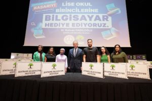 TÜM LİSE BİRİNCİLERİ BİLGİSAYAR İLE ÖDÜLLENDİRİLDİ