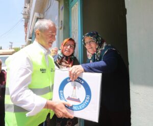 ŞAHİNBEY BELEDİYESİ EVİNİN ÖNÜNÜ TEMİZ TUTAN VATANDAŞLARI ÖDÜLLENDİRİYOR 