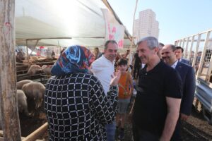 TAHMAZOĞLU KURBAN KESİM ALANLARINI ZİYARET ETTİ(Video Haber-Halil Eyyupoğlu)