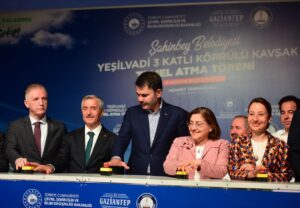 ŞAHİNBEY YEŞİLVADİ ÜÇ KATLI KÖPRÜLÜ KAVŞAK’IN AÇILIŞINI BAKAN KURUM YAPTI