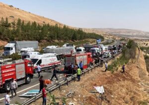 YOL TRAFİK EKİBİ AMBULANS YERİNE ÖNDE KENDİ GÜVENLİĞİNİ SAĞLAMIŞ  (Video haber- Halil Eyyupoğlu)