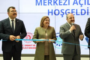 BAKAN VARANK: GAZİANTEP BÜYÜKŞEHİR, AKILLI ŞEHİRCİLİK VERİ KOORDİNASYON MERKEZİ İLE DİĞER BELEDİYELERE ÖRNEK OLACAK