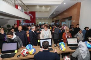 TAHMAZOĞLU 63.000 ÇOCUĞUN YÜZÜNÜ GÜLDÜRDÜ(Video Haber-Halil Eyyupoğlu)