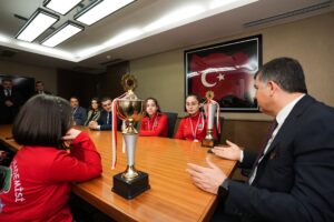<strong>FADILOĞLU, MİLLİ SATRANÇÇILARI AĞIRLADI</strong>
