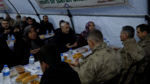 TAHMAZOĞLU ADIYAMANLI DEPREMZEDELERLE İFTAR AÇTI(Halil Eyyupoğlu- Video Haber)