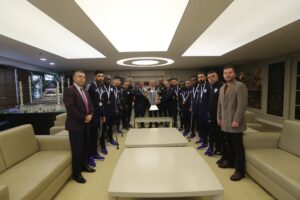 ŞAMPİYONLAR KUPAYI BAŞKAN TAHMAZOĞLU’NA GETİRDİ (Video Haber-Halil Eyyupoğlu)