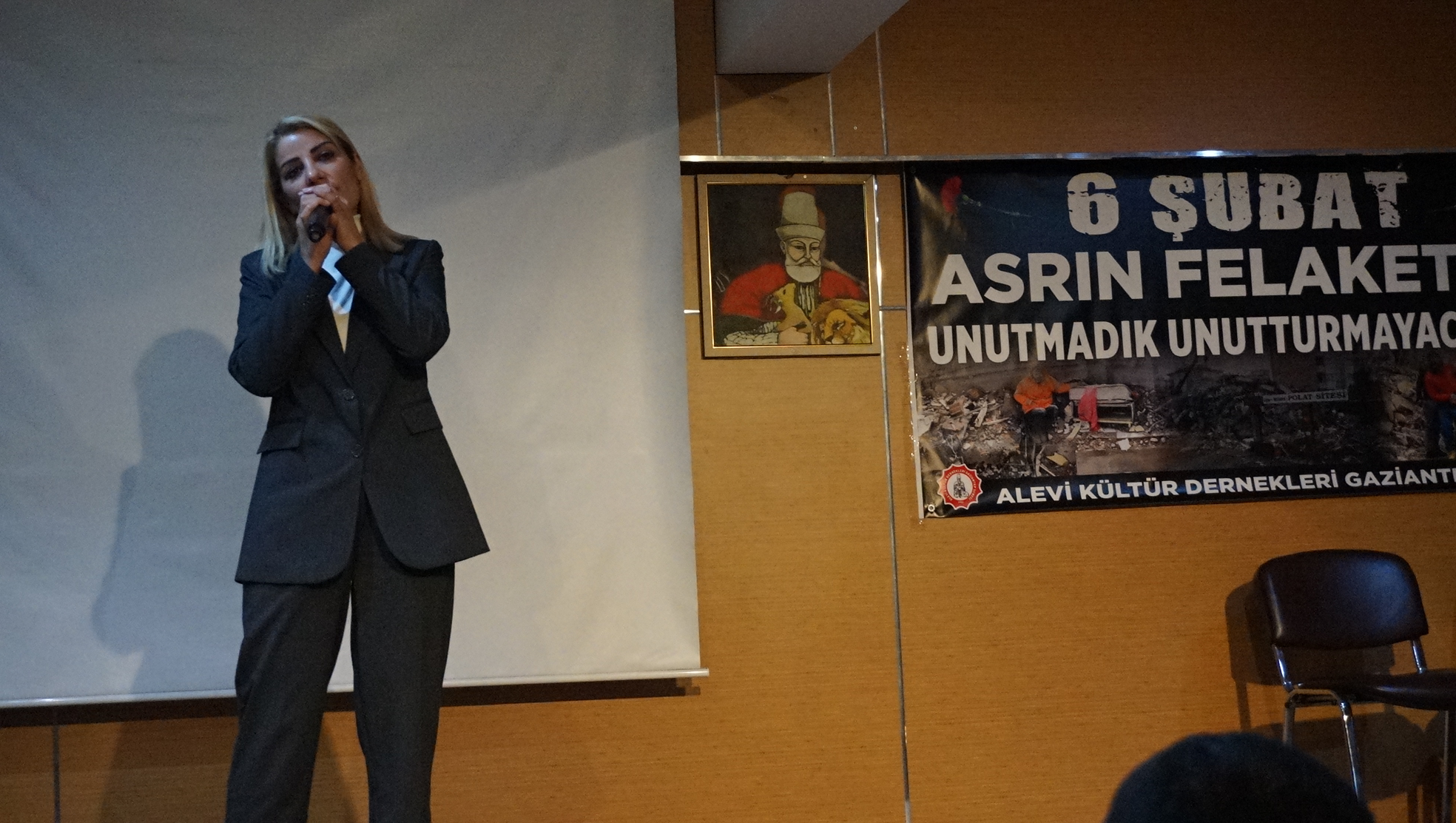 AKD GENEL BAŞKANI ŞENDİLLİ : BİRBİRİMİZE SARILALIM ACILARIN DİLİ RENGİ IRKI OLMAZ