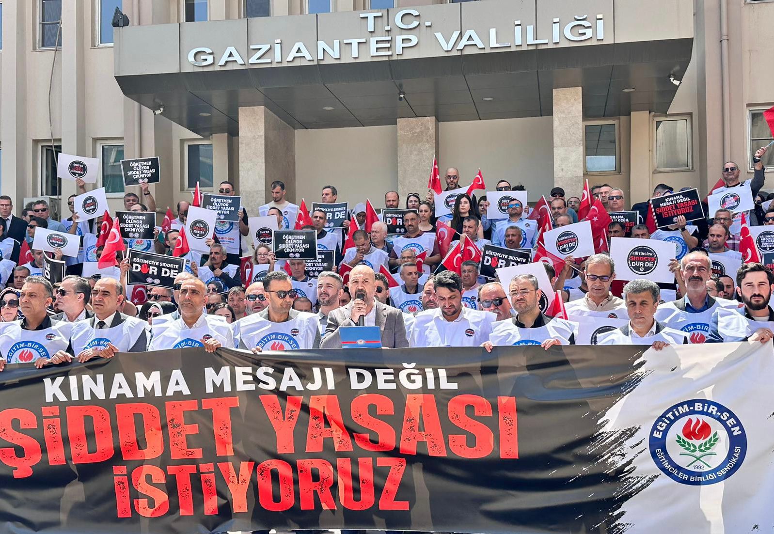 EĞİTİM BİR SEN: EĞİTİMCİLERE YÖNELİK ŞİDDETİ ÖNLEME YASASI ARTIK ÇIKARILMALIDIR