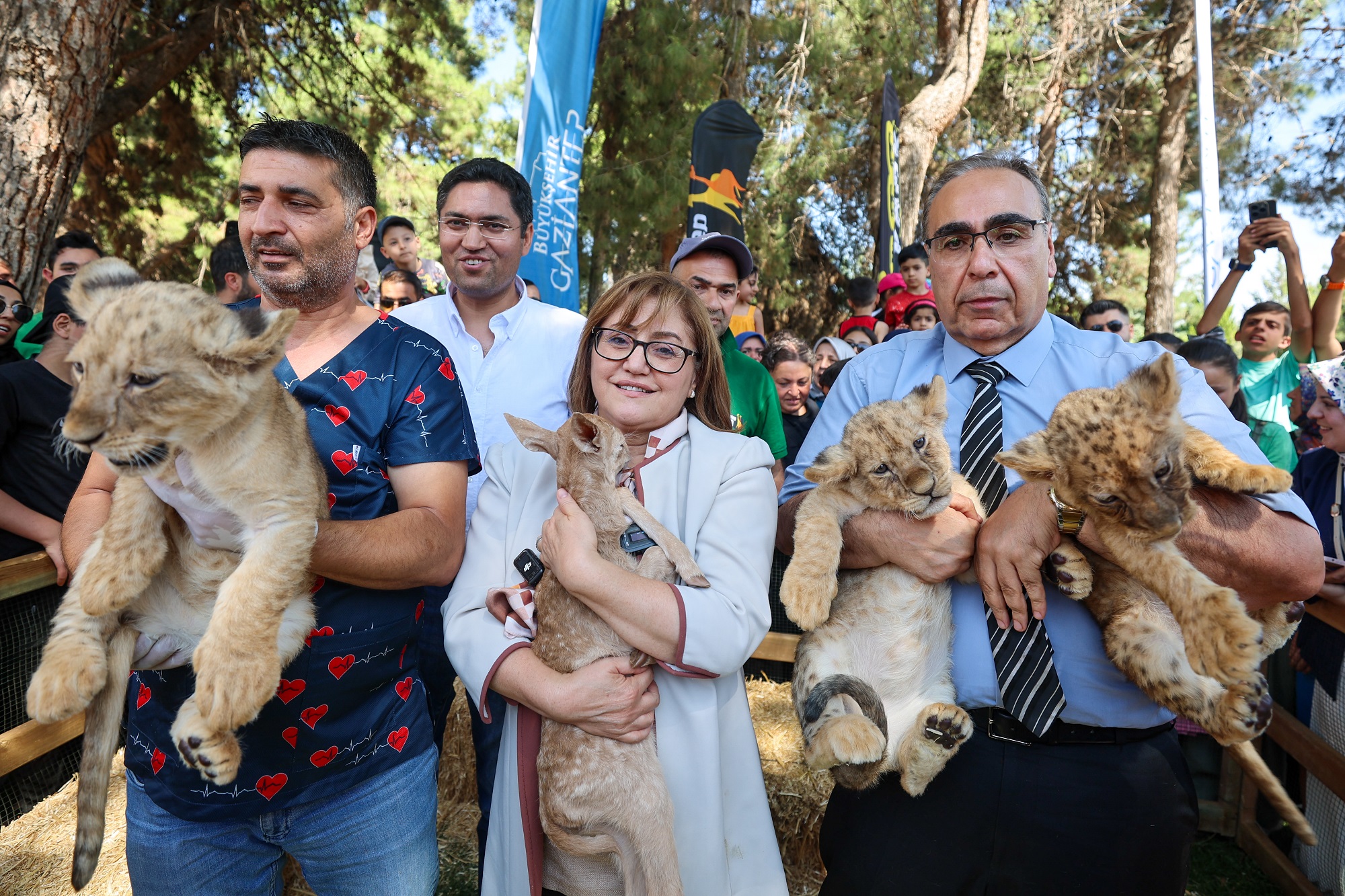 CUMHURBAŞKANI’NA HEDİYE EDİLEN ASLANLARIN ÜÇÜZÜ OLDU