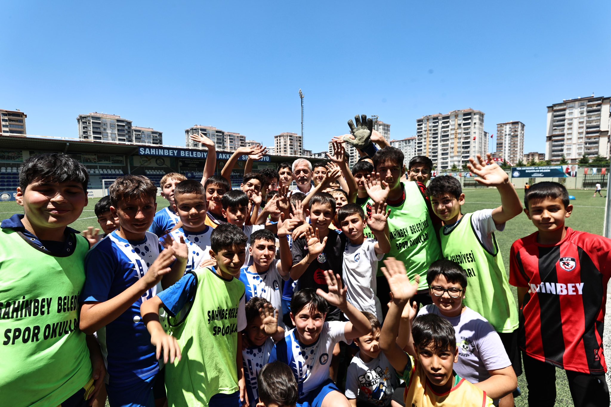 TAHMAZOĞLU YAZ SPOR OKULLARINDA GENÇLERLE BULUŞTU (Video Haber)