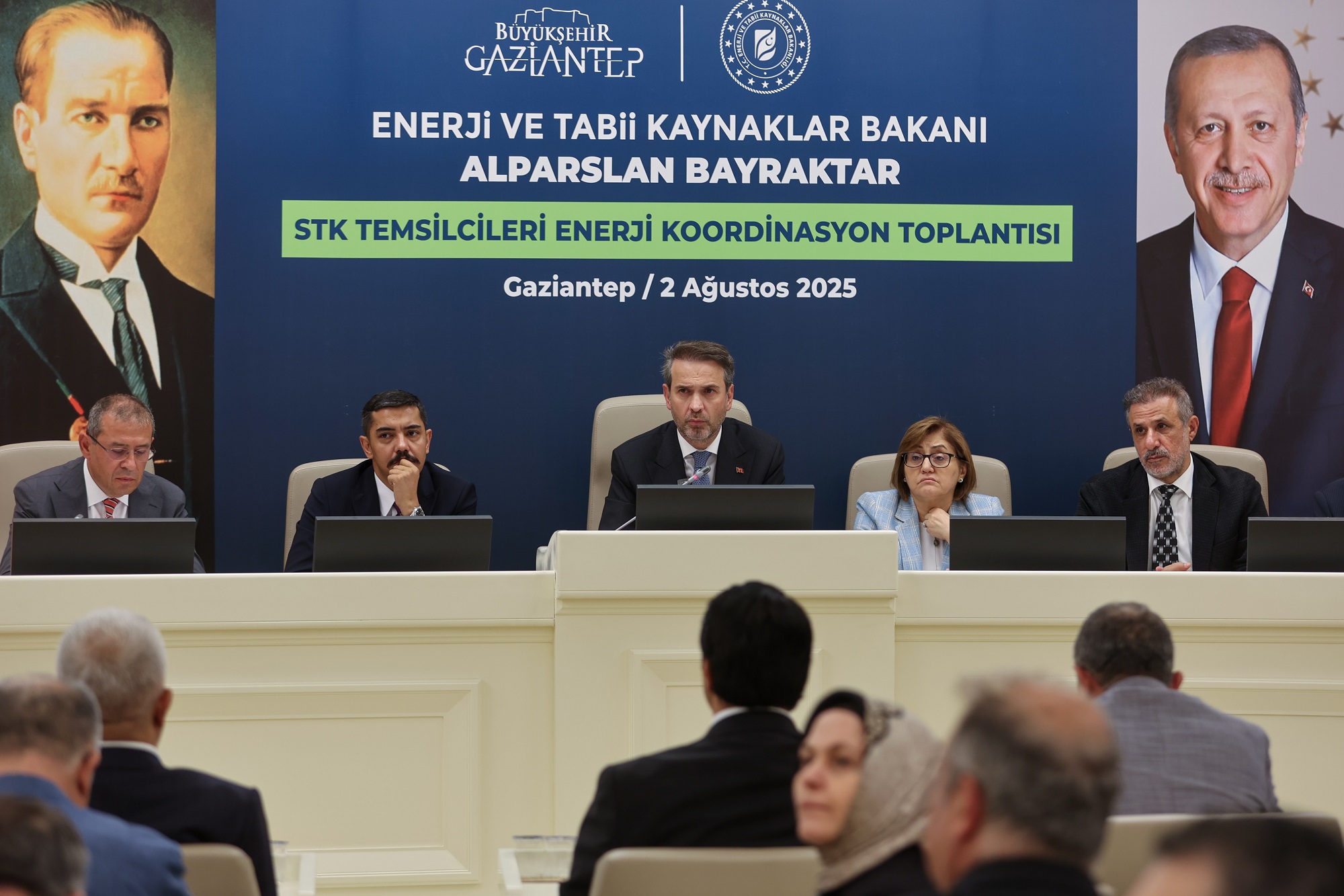 PEŞİ SIRA TRAFOLAR PATLAYINCA BAKAN BAYRAKTAR SOLUĞU GAZİANTEP’TE ALDI