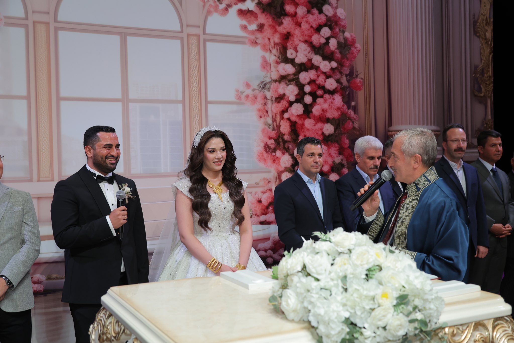 GÜZEL AİLESİNİN MUTLU GÜNÜ