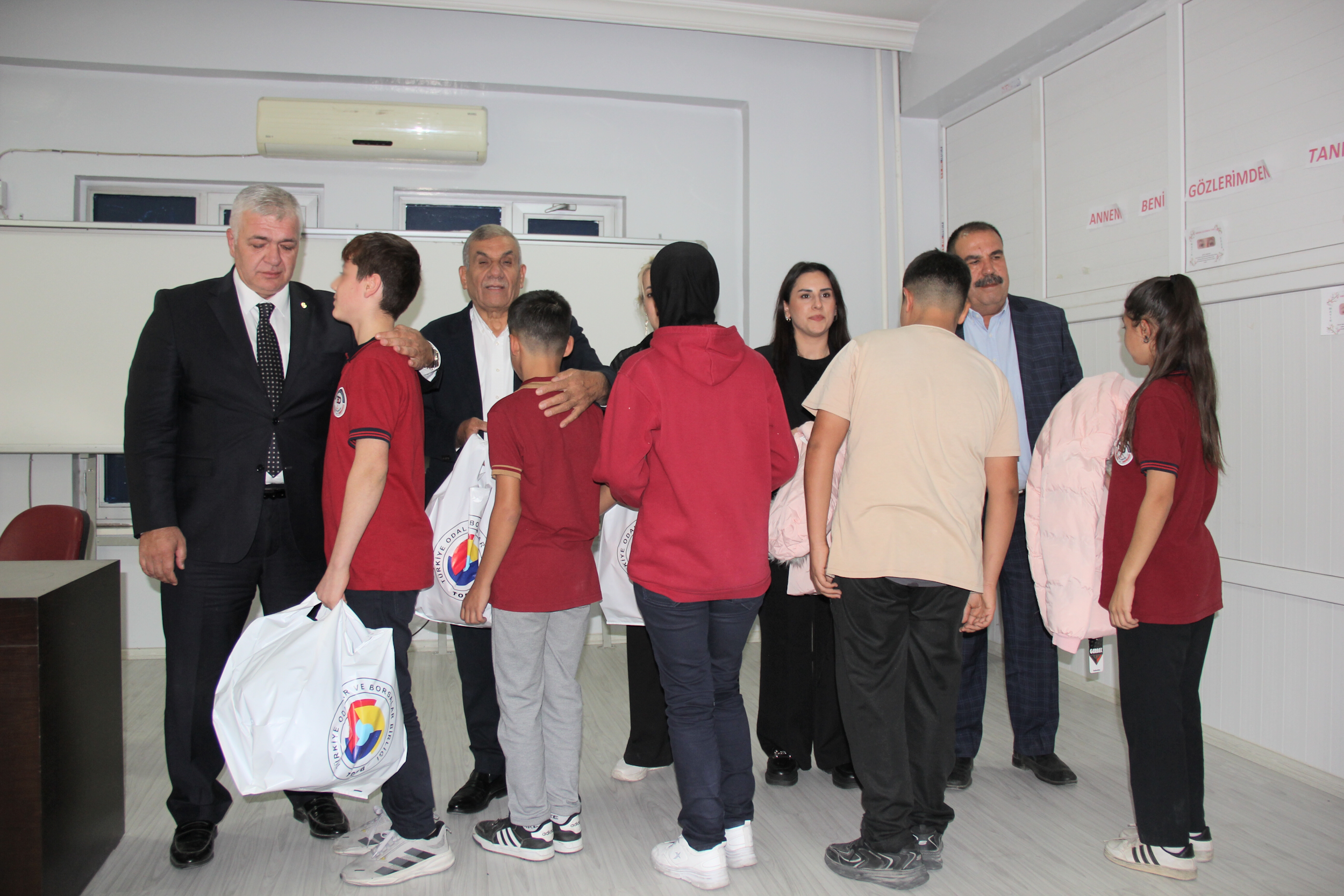 GTB VE TOBB İŞ BİRLİĞİYLE 14 OKULDA ÖĞRENCİLERE KIŞLIK KABAN DESTEĞİ