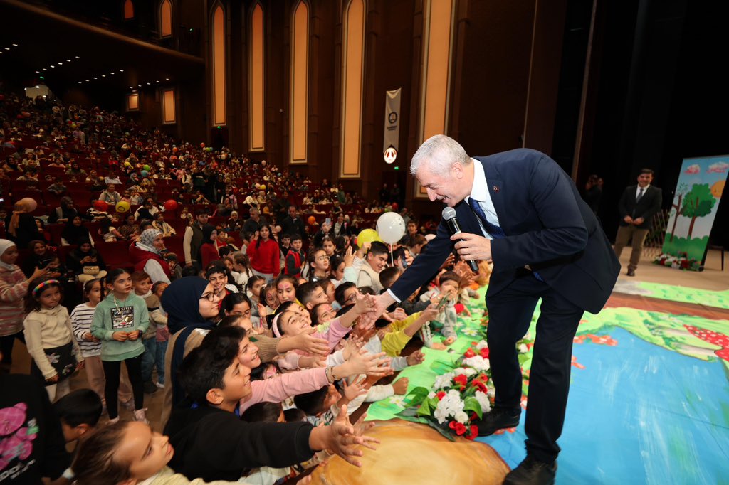 ÇOCUKLAR ŞAHİNBEY’İN DÜZENLEDİĞİ ÇOCUK ŞENLİĞİNE AKIN ETTİLER