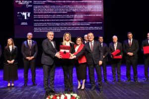 GAZİANTEP’E DEĞER KATANLAR ÖDÜLLERİ MİLLİ COŞKU İLE DAĞITILDI