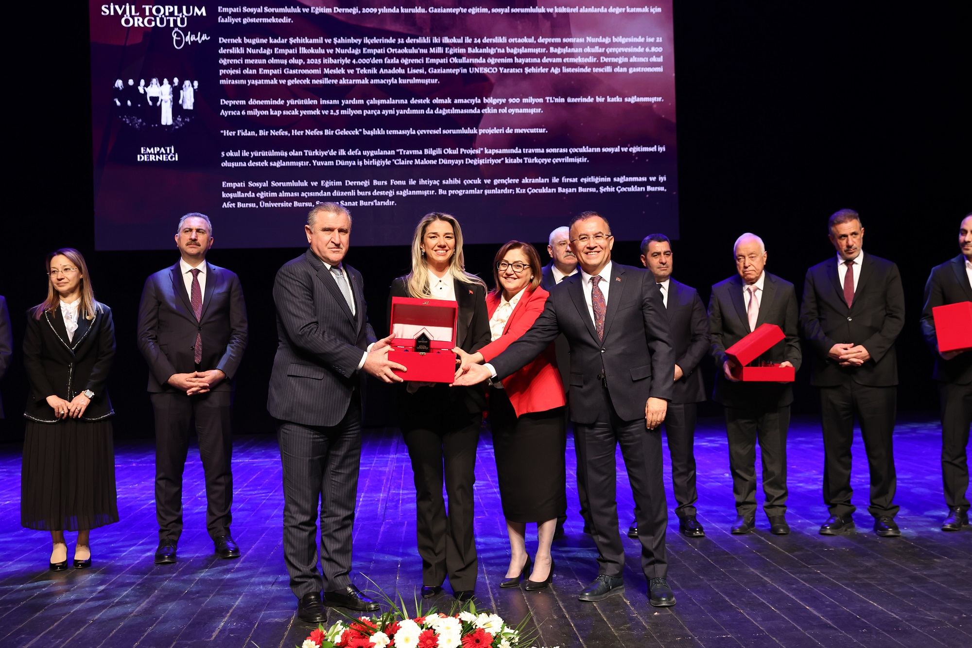 GAZİANTEP’E DEĞER KATANLAR ÖDÜLLERİ MİLLİ COŞKU İLE DAĞITILDI