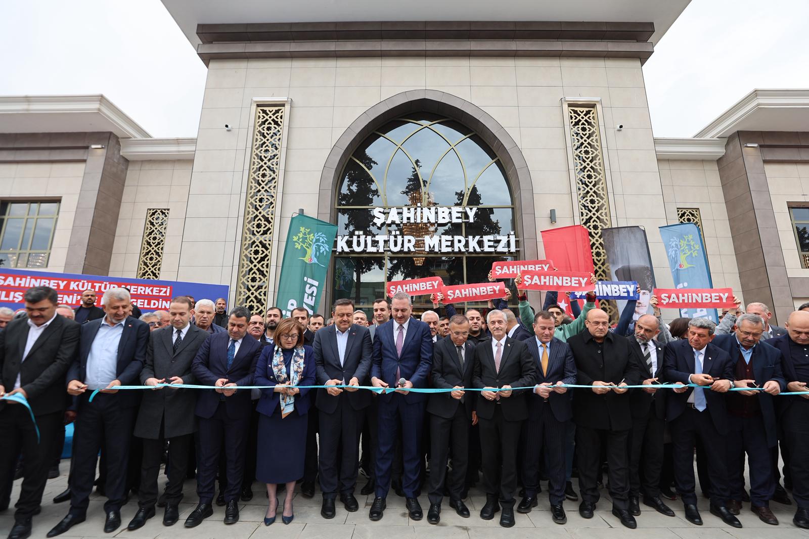 NİZİP’E 150 MİLYON TL’LİK DEV YATIRIM: ŞAHİNBEY KÜLTÜR MERKEZİ HİZMETE AÇILDI