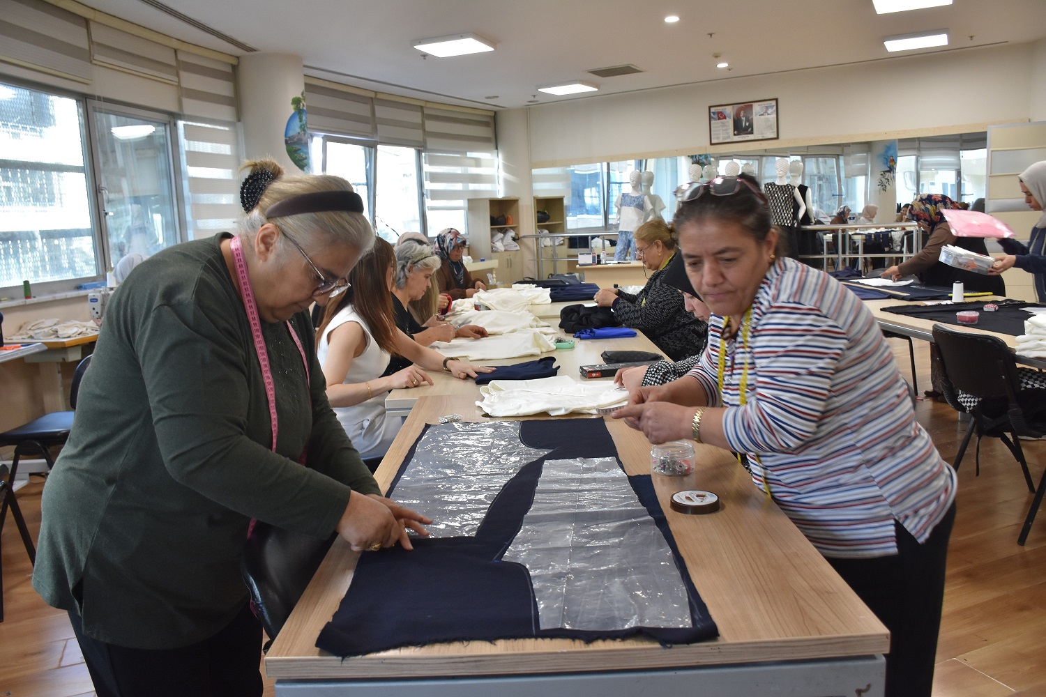 ŞAHİNBEY’Lİ  KURSİYERLERDEN LÖSEMİLİ ÇOCUKLARA EL EMEĞİ HEDİYE