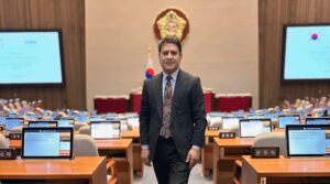 GAZİANTEP MİLLETVEKİLİ ALİ ŞAHİN’i KORE’DE DUYGULANDIRAN GAZİ SÜRPRİZİ