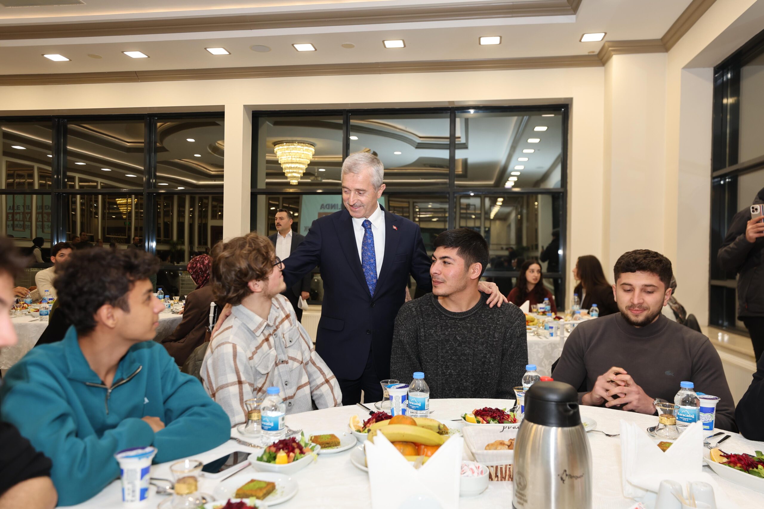 TAHMAZOĞLU, YKS’DE İLK 1.000’E GİREN GENÇLERLE BULUŞTU