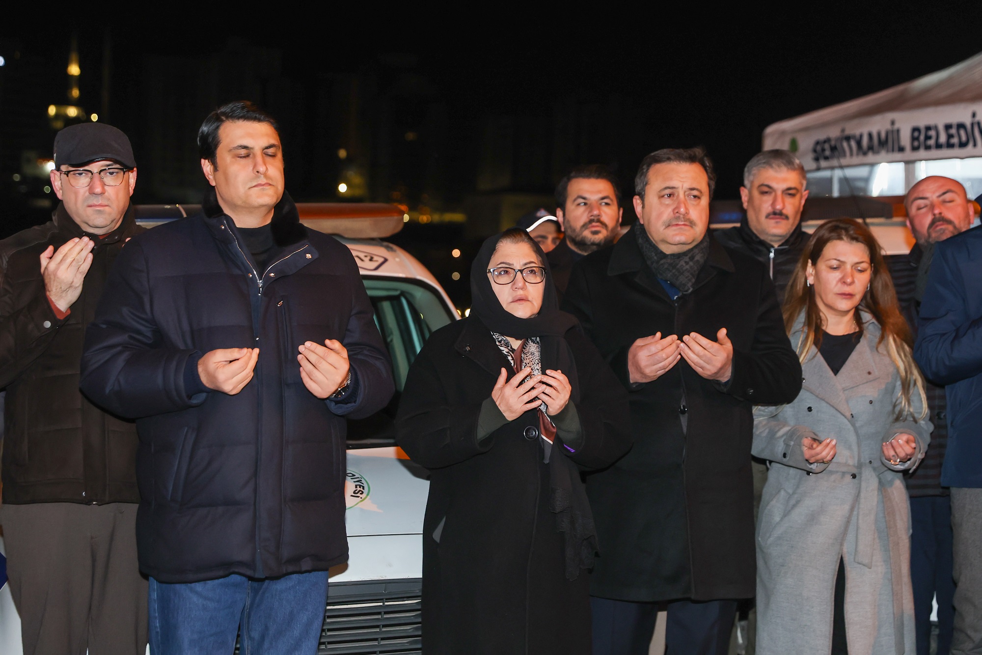 DEPREM ŞEHİTLERİ 3’ÜNCÜ YILINDA GÖZ YAŞLARIYLA ANILDI