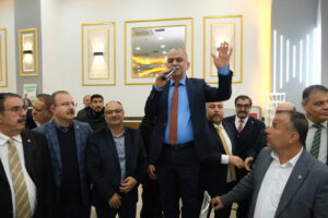 İSMET ÖZCAN ZAFERE DOĞRU GİDİYOR