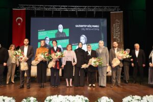 “YEŞİL OTOBÜS” BELGESEL FİLMİ’NİN İLK GÖSTERİMİ YAPILDI