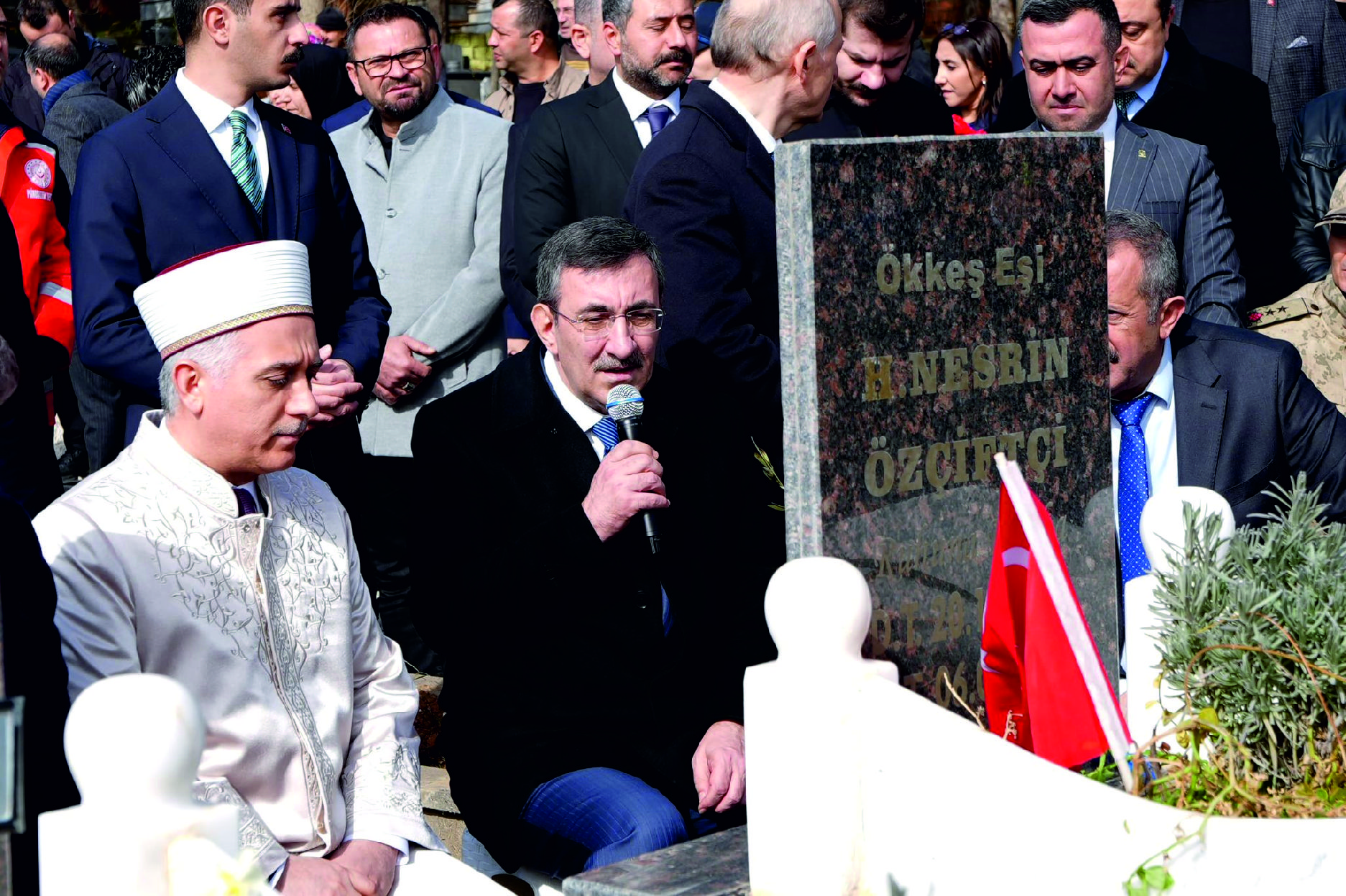 CEVDET YILMAZ DEPREMDE ŞEHİT OLAN VATANDAŞLARIMIZIN KABİRLERİNİ ZİYARET ETTİ(Video Haber)