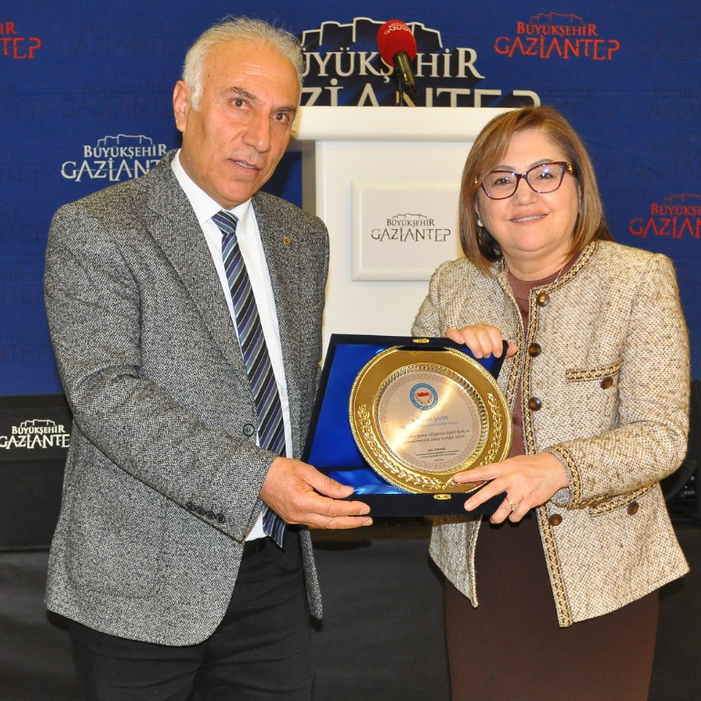 FATMA ŞAHİN KAMU EMEKÇİLERİNE VE EMEKLİLERİNE  İFTARDA MÜJDE VERDİ