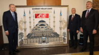 TAHMAZOĞLU’NDAN CUMHURBAŞKANI ERDOĞAN’A  MİLLET CAMİ VE KÜLLİYESİ’NİN ÖZEL FİLOGRAFİ TABLOSU