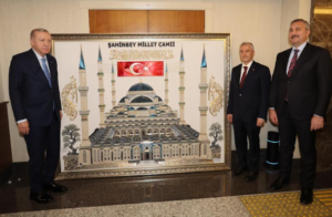 TAHMAZOĞLU’NDAN CUMHURBAŞKANI ERDOĞAN’A  MİLLET CAMİ VE KÜLLİYESİ’NİN ÖZEL FİLOGRAFİ TABLOSU