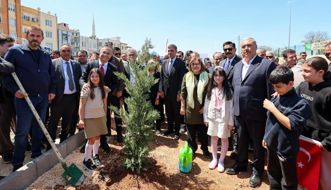 GAZİANTEP BÜYÜKŞEHİR’DEN 23 NİSAN’A ÖZEL FİDAN DİKİM