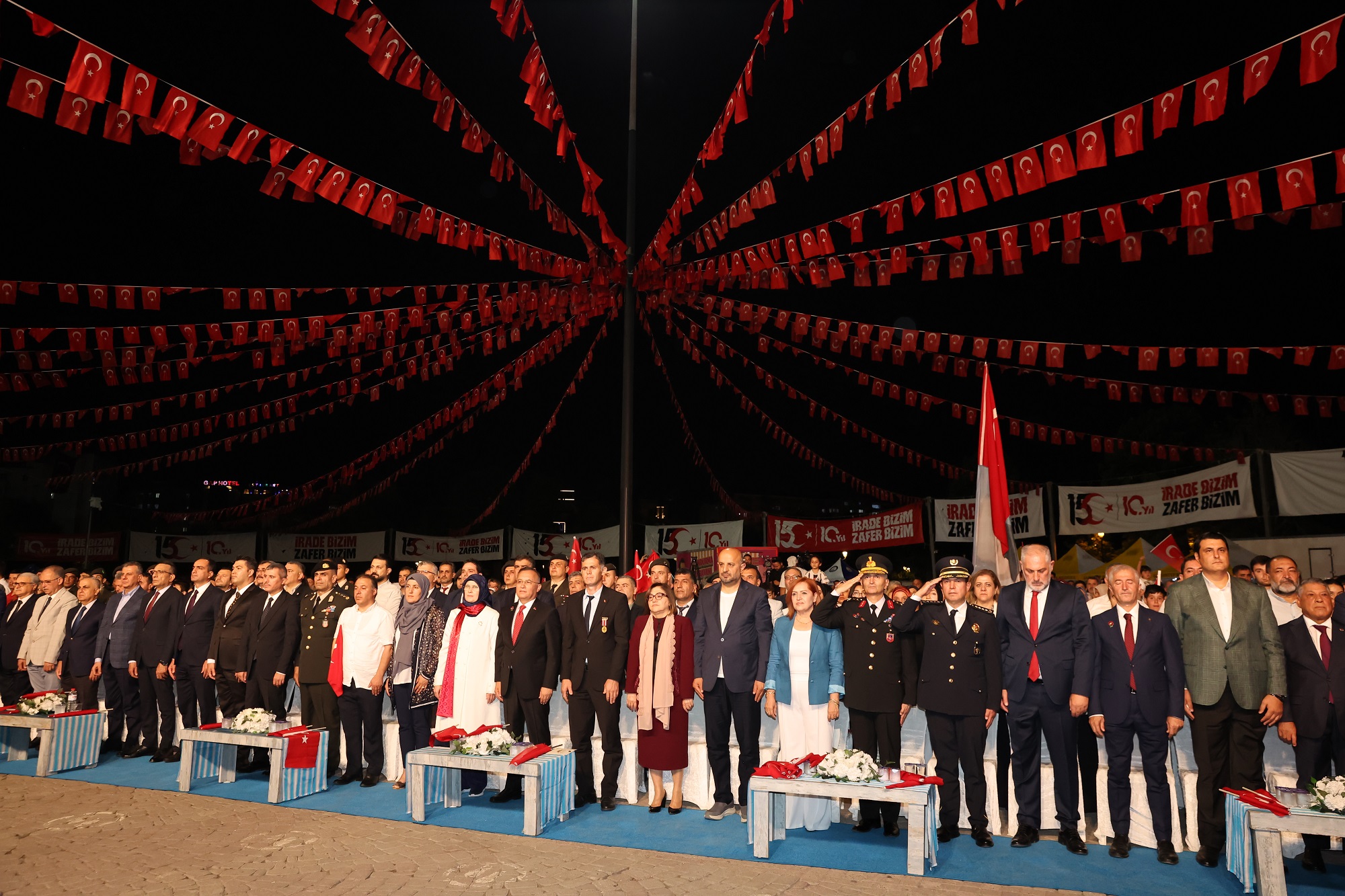10 YIL ÖNCEKİ HEYECANLA GAZİANTEP TEK YÜREK MEYDANLARA İNDİ