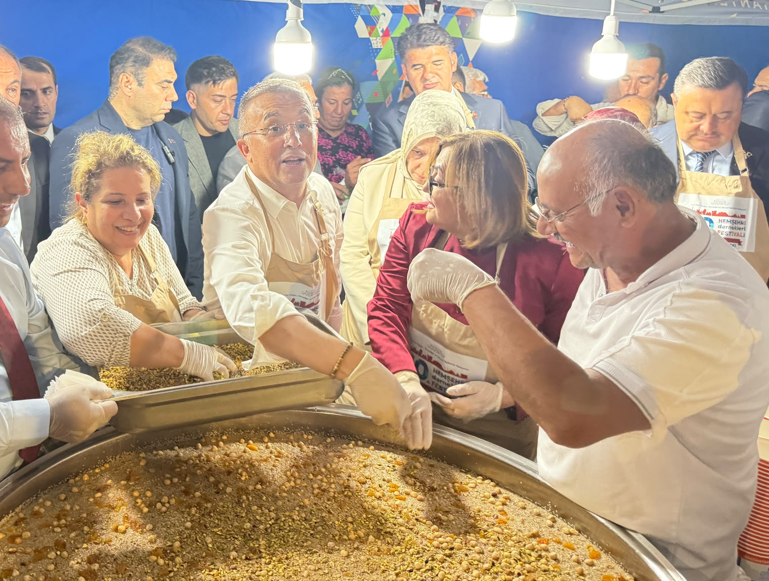 160 BİN KİŞİ HEMŞEHRİ DERNEKLERİ FESTİVALİ’NDE BULUŞTU