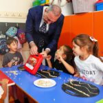 YILMAZ VE GÜL ÇOCUKLARA KIRTASİYE VE BOYAMA SETİ VERDİ